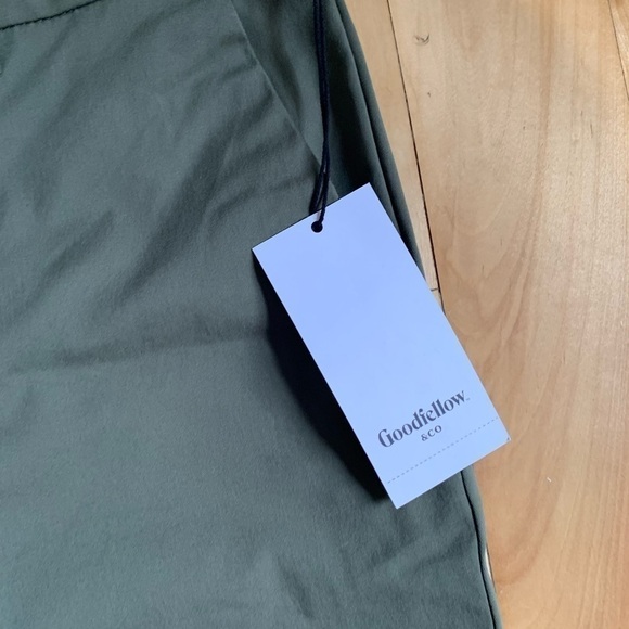 Goodfellow & CO olive green short 28 adjustable waist and stretchy bermuda - Picture 2 of 9